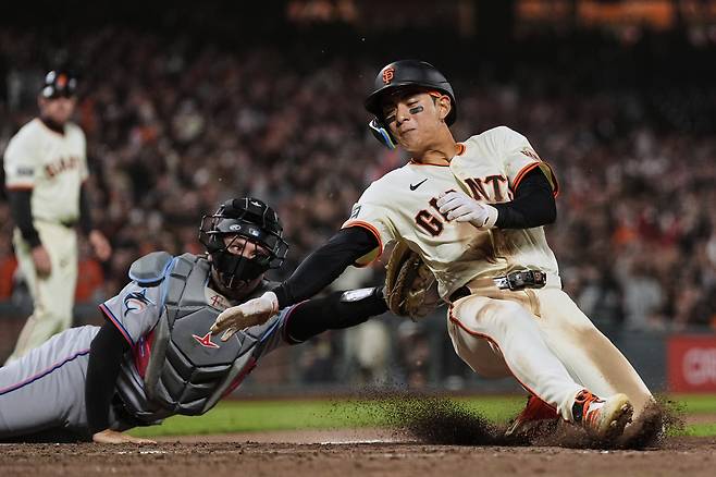 26일 마이애미전에서 9회말 홈에서 아웃되는 이정후. 샌프란시스코 | AP연합뉴스