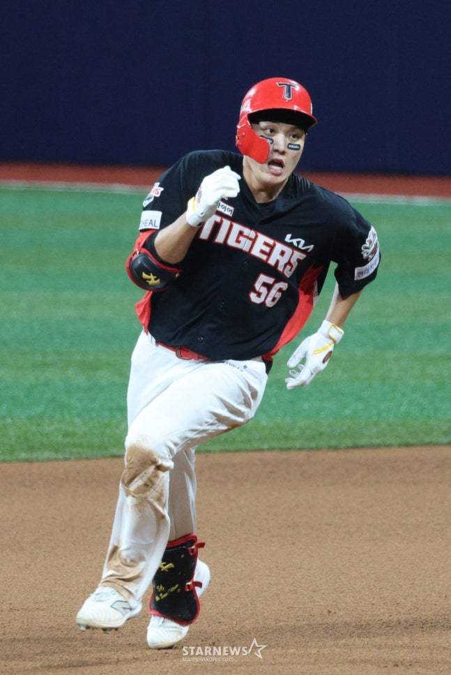 오선우가 8회초 3루타를 날리고 전력질주하고 있다. /사진=김진경 대기자