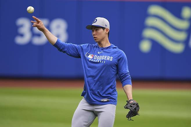 김혜성의 소속팀인 미국 메이저리그(MLB) 지난해 우승팀 LA 다저스는 26일 오전 9시40분부터 미국 콜로라도주 덴버 쿠어스필드에서 시작된 2025 MLB 콜로라도 로키스와 방문 경기 선발 라인업에서 외야수 한 자리로 김혜성 대신 마이클 콘포토를 골랐다. 김혜성은 지난 23일 워싱턴전에서 팀의 노히트 침묵을 깨는 2루타를 터트리며 활약했으나 이후 두 경기에서 연속 벤치로 밀렸다. 연합뉴스