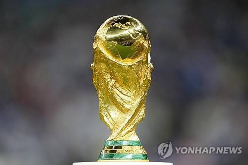 2026 국제축구연맹(FIFA) 북중미 월드컵(캐나다-미국-멕시코 공동 개최) 아시아 지역 4차 예선(플레이오프) 개최국이 중립국이 아닌 카타르, 사우디아바리아로 결정되면서 공정성 논란이 불거졌다.&nbsp;  이에 이라크, 오만, 아랍에미리트(UAE), 그리고 인도네시아축구협회가 손을 잡고 공정성 보장을 요구했다.&nbsp;  이라크 매체 '윈윈'은 25일(한국시간) 이라크축구협회를 비롯해 카타르, 사우디아라비아를 제외한 북중미 월드컵 아시아 지역 4차 예선 4개 팀(인도네시아, 오만, UAE)이 아시아축구연맹(AFC)에, 공정성에 대한 방안을 제출했다고 보도했다.&nbsp;연합뉴스