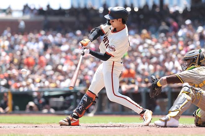 26일 미국 캘리포니아주 샌프란시스코의 오라클파크에서 열린 2025 미국프로야구 메이저리그 마이애미 말린스와 샌프란시스코 자이언츠의 경기, 샌프란시스코 이정후가 6번타자 겸 중견수로 선발 출전해 1타수 무안타 2볼넷 1사구 1득점을 기록했다. REUTERS 연합뉴스