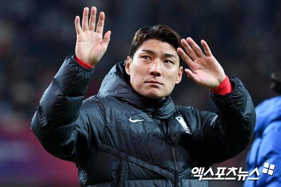 대한축구협회는 26일 EAFF의 결정으로 이번 E-1 챔피언십 대회 엔트리가 23명에서 26명으로 확대됨에 따라 남녀 대표팀 모두 기존 명단에 3명을 추가 발탁한다고 발표했다.&nbsp;  남자 대표팀에는 강상윤(전북현대), 모재현(강원FC, 이상 미드필더), 그리고 주민규(대전하나시티즌, FW)가 발탁됐다. 강상윤과 모재현은 첫 성인 대표팀 발탁이다.&nbsp;엑스포츠뉴스DB