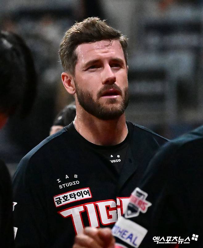 24일 오후 서울 구로구 고척스카이돔에서 열린 '2025 신한 SOL Bank KBO리그' KIA 타이거즈와 키움 히어로즈의 경기, 키움이 임지열의 결승 스리런포에 힘입어 KIA에 9:6으로 승리했다.  경기종료 후 KIA 위즈덤이 그라운드를 빠져나가고 있다. 엑스포츠뉴스 DB