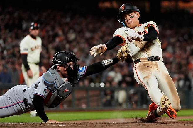 26일 미국 캘리포니아주 샌프란시스코의 오라클파크에서 열린 2025 미국프로야구 메이저리그 마이애미 말린스와 샌프란시스코 자이언츠의 경기, 샌프란시스코 이정후가 6번타자 겸 중견수로 선발 출전해 1타수 무안타 2볼넷 1사구 1득점을 기록했다. AP 연합뉴스