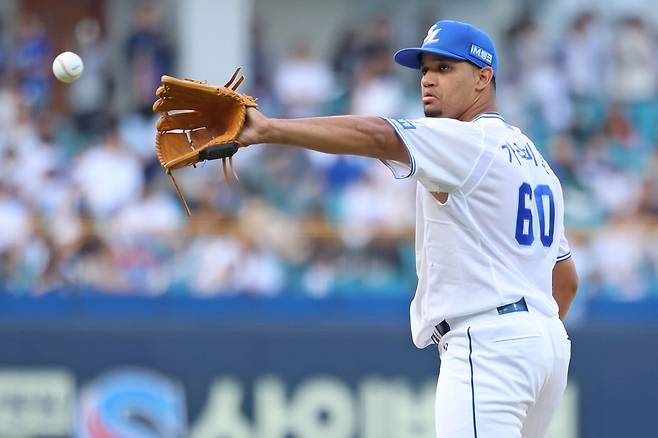 삼성 라이온즈의 새 외국인 투수 헤르손 가라비토는 26일 대구삼성라이온즈파크에서 열린 2025 신한 SOL Bank KBO리그 한화 이글스와의 홈경기에서 첫 등판, 5이닝 1피안타 무사사구 4탈삼진 무실점으로 완벽투를 펼쳤다. 삼성 라이온즈