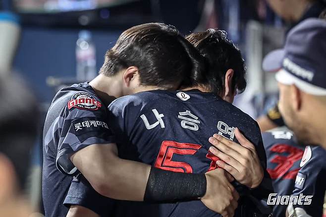 롯데 자이언츠 나승엽이 26일 창원NC파크에서 열린 2025 신한 SOL Bank KBO리그 NC 다이노스와의 팀 간 8차전에서 5회초 대타 역전 3점 홈런을 기록한 뒤 더그아웃에서 기뻐하고 있다. 사진 롯데 자이언츠