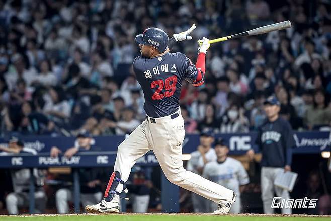 롯데 자이언츠 외국인 타자 빅터 레이에스가 26일 창원NC파크에서 열린 2025 신한 SOL Bank KBO리그 NC 다이노스와의 팀 간 8차전에서 홈런 포함 멀티 히트 맹타를 휘두르고 팀 승리르 이끌었다. 사진 롯데 자이언츠