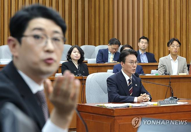 공방 오가는 김민석 후보자-주진우 의원 (서울=연합뉴스) 류영석 기자 = 김민석 국무총리 후보자가 25일 서울 여의도 국회에서 열린 인사청문회에 출석해 국민의힘 주진우 의원의 질의를 받고 있다. 2025.6.25 ondol@yna.co.kr