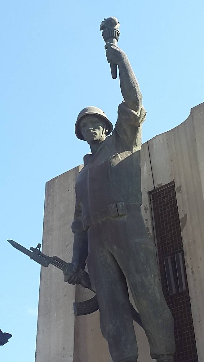 총을 든 병사 동상 순교자 기념관에 횃불과 총을 든 병사의 동상 [임기대 제공. 재판매 및 DB 금지]