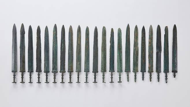 동주식 동검 1975년 전북 완주군 이서면 상림리의 한 주민이 나무를 뽑아 옮기던 중 발견한 청동검으로. 중국 춘추전국시대의 동주(기원전 770∼221)에서 주로 만들어 사용하였던 형태이다. [국립전주박물관 제공. 재판매 및 DB 금지]