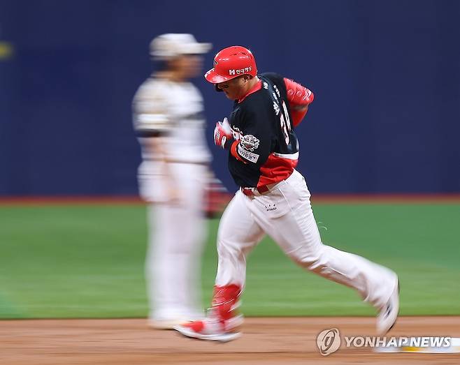 프로야구 최초 1천700타점 돌파 최형우, 가벼운 발걸음 (서울=연합뉴스) 김도훈 기자 = 24일 서울 고척스카이돔에서 열린 프로야구 2025 신한 SOL 뱅크 KBO리그 KIA 타이거즈와 키움 히어로즈 경기. 1회초 1사 1, 2루 KIA 최형우가 3점 홈런을 쳐낸 뒤 베이스를 돌고 있다. 
    전날까지 1천698타점을 기록한 최형우는 3점 홈런으로 시즌 14호 홈런을 쳐내며 KBO리그 역사상 최초로 1천700타점을 돌파했다.
    또한 올 시즌 50타점을 기록하며 SSG 랜더스 최정에 이어 두 번째로 18시즌 연속 50타점을 달성했다. 2025.6.24 superdoo82@yna.co.kr