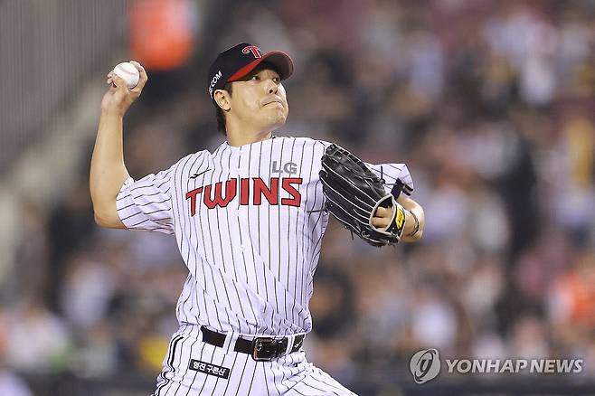 역투하는 LG 김진성 (서울=연합뉴스) 신현우 기자 = 27일 서울 잠실야구장에서 열린 프로야구 2025 신한 SOL 뱅크 KBO리그 한화 이글스와 LG 트윈스의 경기. 8회초 교체 투입된 LG 투수 김진성이 역투하고 있다. 2025.5.27 nowwego@yna.co.kr