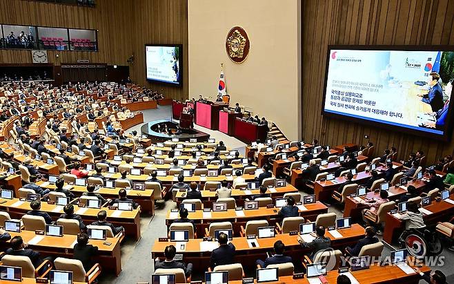 시정연설하는 이재명 대통령 (서울=연합뉴스) 이재명 대통령이 26일 서울 여의도 국회 본회의장에서 정부의 2차 추가경정예산안 제출과 관련해 첫 시정연설을 하고 있다. 2025.6.26 [국회사진기자단] photo@yna.co.kr