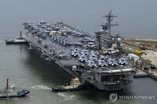 해군작전사령부에 입항했던 미 해군 항공모함 시어도어 루스벨트함 [EPA=연합뉴스 자료사진. 재판매 및 DB 금지]