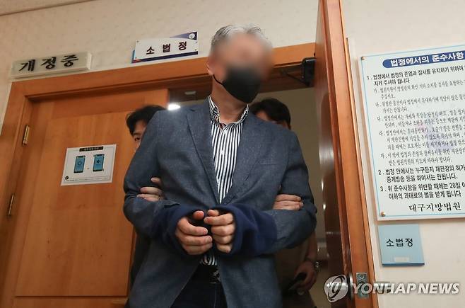 영장실질심사 마친 '경북 산불' 실화 혐의 성묘객 (의성=연합뉴스) 윤관식 기자 = 24일 경북 의성군 대구지방법원 의성지원에서 '경북 산불'과 관련해 산림보호법상 실화 혐의를 받는 50대 성묘객이 구속 전 피의자 심문(영장실질심사)을 받고 법정을 나서고 있다. 2025.4.24 psik@yna.co.kr