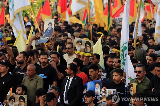 팔레스타인 깃발 등을 들고 바그다드 시내에서 시위를 벌이는 친이란 시아파 민병대 지지자들 [EPA 연합뉴스 자료사진. 재판매 및 DB 금지]