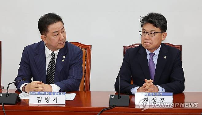 물가대책TF 출범식 참석한 김병기 당 대표 직무대행과 진성준 정책위의장 (서울=연합뉴스) 김주형 기자 = 더불어민주당 김병기 당 대표 직무대행 겸 원내대표(왼쪽)와 진성준 정책위의장이 24일 국회에서 열린 물가대책TF 출범식에 참석해 자리하고 있다. 2025.6.24 kjhpress@yna.co.kr