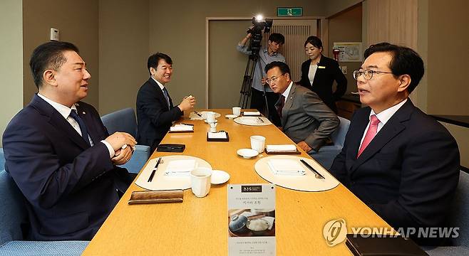 민주당-국민의힘 원내대표 오찬 회동 (서울=연합뉴스) 류영석 기자 = 더불어민주당 김병기 더불어민주당 원내대표(왼쪽)와 국민의힘 송언석 원내대표가 26일 서울 여의도 한 식당에서 열린 양당 오찬 회동에서 대화를 나누고 있다. 2025.6.26 [공동취재] ondol@yna.co.kr