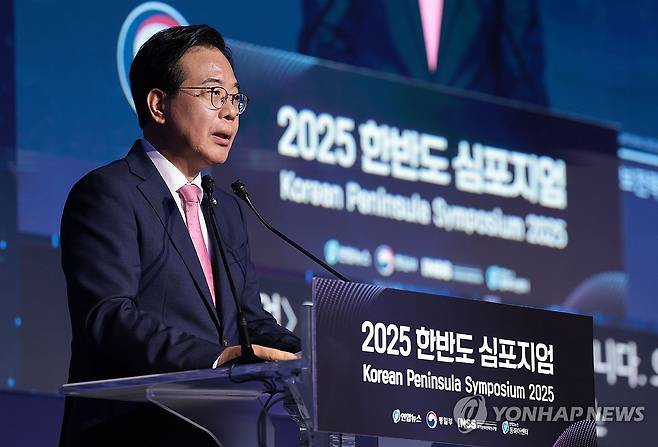 한반도 심포지엄 축사하는 송언석 원내대표 (서울=연합뉴스) 김인철 기자 = 국민의힘 송언석 원내대표가 26일 서울 중구 신라호텔 다이너스티홀에서 열린 2025 한반도 심포지엄에서 축사를 하고 있다. 2025.6.26 yatoya@yna.co.kr