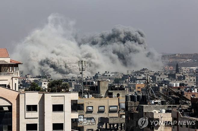 가자지구 공습으로 연기가 피어오르는 모습 [AFP 연합뉴스 자료사진]