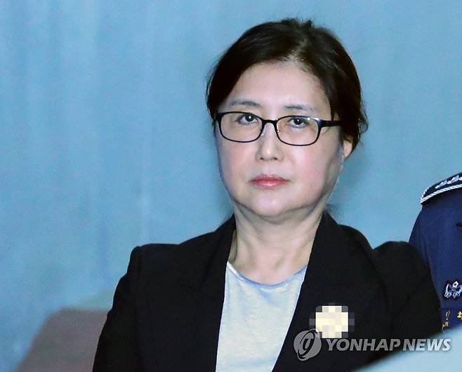'비선실세' 최서원, 징역 18년·벌금 200억원 확정 (서울=연합뉴스) 박근혜 정부 국정농단 사건으로 기소된 '비선실세' 최서원 씨가 11일 오전 대법원에서 열린 재상고심에서 징역 18년·벌금 200억원을 선고 받았다. 사진은 2018년 5월 4일 서울고등법원에서 열린 공판에 출석하는 최 씨. 2020.6.11 [연합뉴스 자료사진] hkmpooh@yna.co.kr