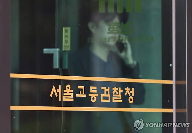 내란특검, 윤석열 전 대통령 28일 소환 (서울=연합뉴스) 윤동진 기자 = '12·3 비상계엄' 관련 내란·외환 사건을 수사하는 조은석 특별검사가 윤석열 전 대통령을 오는 28일 서초구 서울고검 청사의 특검 사무실에 피의자 신분으로 출석할 것을 요구했다. 이에 윤 전 대통령 측은 이번 출석에는 응하겠다는 입장을 밝혔다. 사진은 26일 서초구 서울고검 청사. 2025.6.26 mon@yna.co.kr