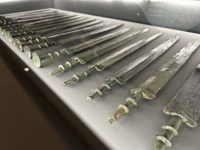 완주 상림리 유적에서 나온 동검 (전주=연합뉴스) 김예나 기자 = 26일 전북 전주시 국립전주박물관에서 선보인 '나고 드는 땅, 만경과 동진' 특별전에 동주식 동검이 전시돼 있다. 1975년 동네 주민이 나무를 뽑아 옮기던 중 발견한 청동 검으로, 중국 춘추전국시대의 동주(기원전 770∼221)에서 주로 만들어 사용했던 형태다. 2025.6.26
yes@yna.co.kr