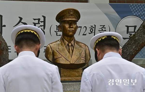 제2연평해전에서 전사한 고(故) 윤영하 소령의 23주기 추모식이 열린 27일 오후 인천시 연수구 송도고등학교에서 참석자들이 묵념을 하고 있다. 2025.6.27 /조재현기자 jhc@kyeongin.com