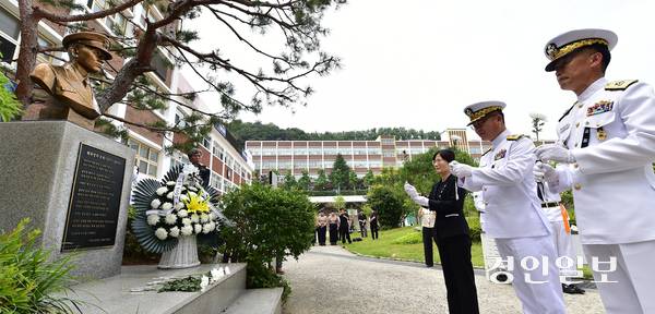 제2연평해전에서 전사한 고(故) 윤영하 소령의 23주기 추모식이 열린 27일 오후 인천시 연수구 송도고등학교에서 참석자들이 헌화를 하고 있다. 2025.6.27 /조재현기자 jhc@kyeongin.com