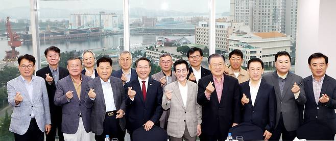 ▲ 27일 인천 중구 하버파크호텔에서 열린 2025년도 제3차 대한민국지방신문협의회 사장단 정기회의에 참석한 유정복 인천시장과 언론사 대표들이 기념촬영을 하고 있다. /양진수 기자 photosmith@incheonilbo.com