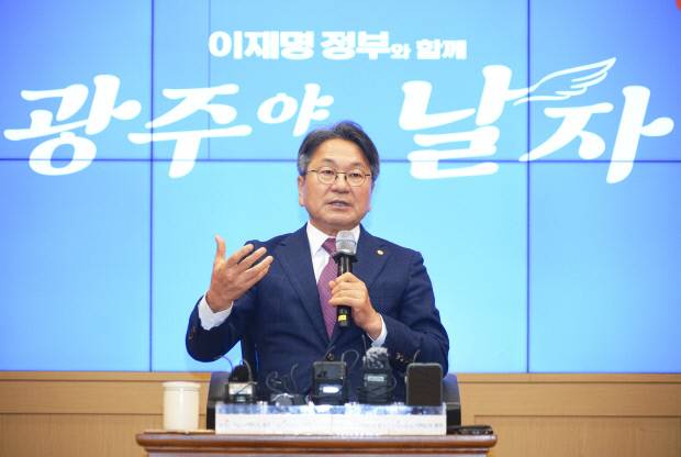 강기정  광주시장이 26일 오전 시청 비즈니스룸에서 민선 8기 3주년 기자회견을 하고 있다. <광주시 제공>