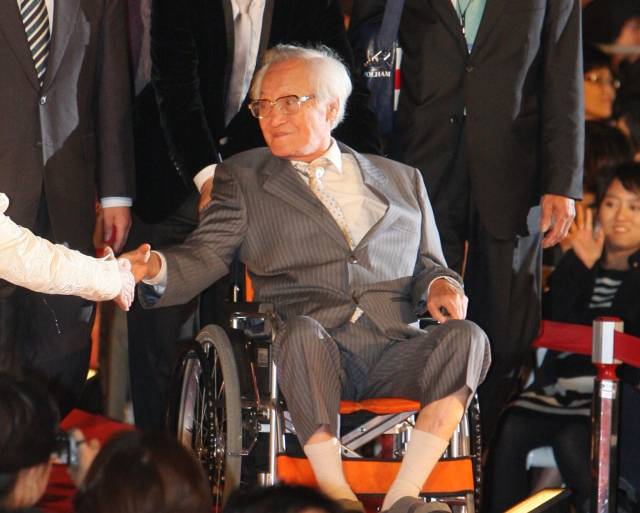 2008년 제13회 부산국제영화제 개막식에 휠체어를 타고 입장하는 유현목 감독. 유현목 감독 탄생 100주년 특별전이 28일부터 7월 6일까지 영화의전당에서 열린다. 부산일보DB