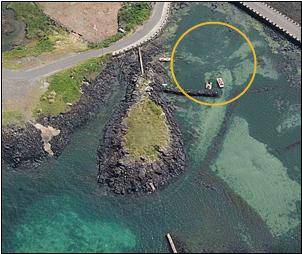 북촌 검섯개: 밀물에 물이 든 상태. 포구 안에 배가 떠 있다.