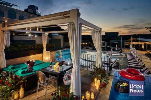 에이블현대호텔앤리조트 반얀트리 클럽 앤 스파 서울(이하 반얀트리 서울)이 오아시스 야외 수영장 카바나에서 여름밤의 낭만을 더할 '헤븐리 모먼트(Heavenly Moment)'를 선보인다.&nbsp;ⓒ에이블현대호텔앤리조트 반얀트리 클럽 앤 스파 서울