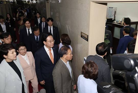 송언석 원내대표를 비롯한 국민의힘 의원들이 27일 국회의장실을 항의 방문하고 있다. 사진=뉴시스