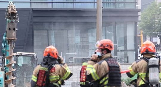 27일 오전 서울 서초구 지하철 2호선 교대역 일대에서 작업 중이던 굴착기가 도시가스 배관을 건드려 가스가 유출되는 사고가 발생했다. 서울지하철공사는 사고 직후 교대역을 지나는 2·3호선 열차를 무정차 통과시키고 있다. 사진=뉴스1