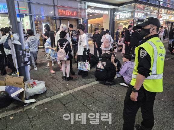 지난 7일 일본 도쿄 신주쿠 가부키초 광장에 모여 있는 토요코키즈들의 모습. (사진=송승현 기자)