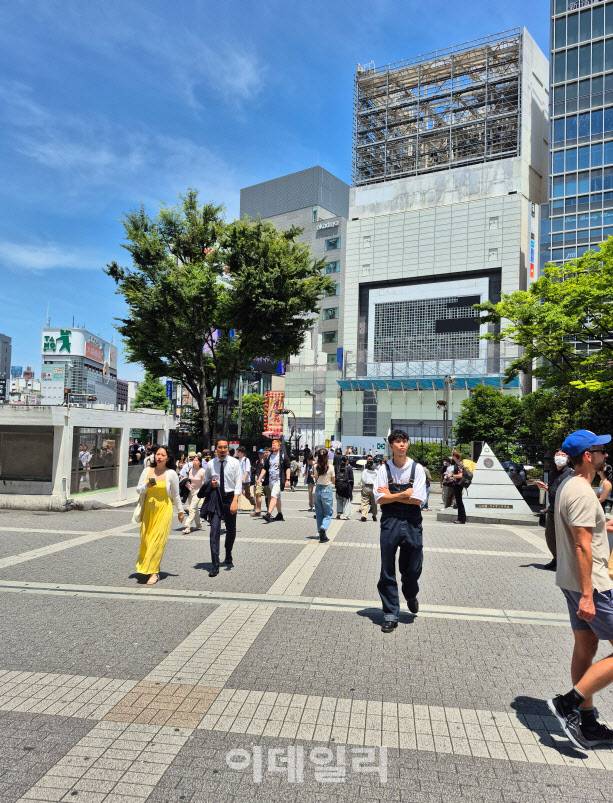지난 7일 일본 도쿄 신주쿠역 광장의 모습. 신주쿠역은 일본 최대 번화가 중 하나로 다양한 청년들이 오고가는 모습을 볼 수 있다. (사진=송승현 기자)