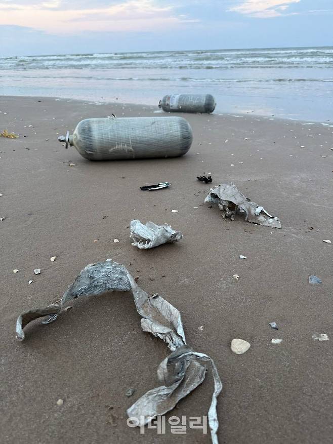 스페이스X의 로켓 폭발로 여러 금속 및 플라스틱 파편이 멕시코 북부 바다 인근에 버려진 것으로 추정되는 모습(사진=멕시코 환경 단체의 SNS 게시물)