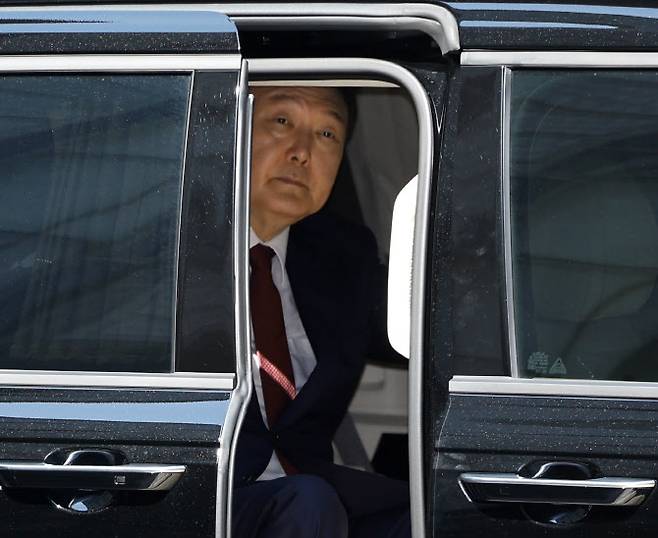 윤석열 전 대통령이 지난 23일 서울 서초구 서울중앙지방법원에서 열린 내란 우두머리 혐의·직권남용 권리행사 방해 혐의 사건 8차 공판에 출석하고 있다. (사진=연합뉴스)