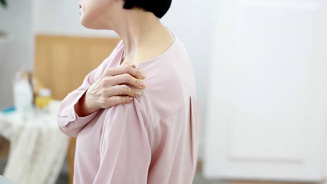어깨 통증이 나타날 때는 원인을 파악하고, 적절한 치료를 받는 것이 중요하다|출처: 게티이미지뱅크