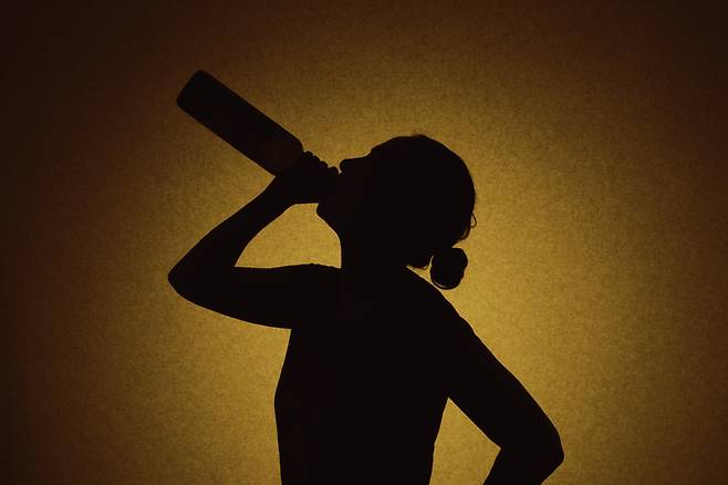 여성은  배란 직전인 후기 여포기에 음주 충동이 강해진다. 이는 생리  때 호르몬 변화와 밀접하게 연관되어 있다. 호르몬을 안정시키는 약을 복용하면 여성의 알코올 사용 장애 치료에 도움이 될 가능성도 있다. [사진=게티이미지뱅크]