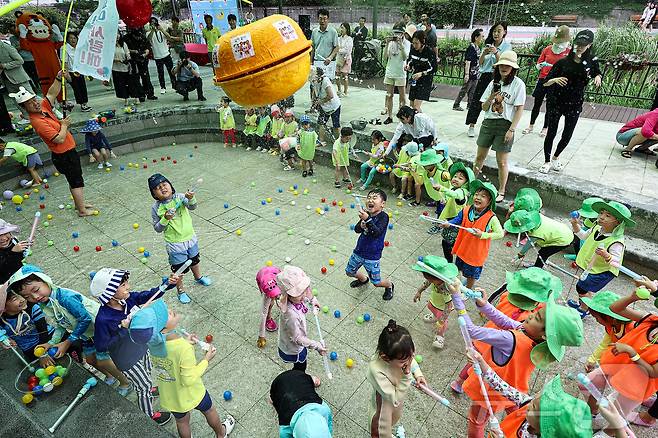 24일 물놀이장에서 어린이들이 물놀이를 하며 즐거운 시간을 보내고 있다. 2025.6.24/뉴스1 ⓒ News1 김도우 기자
