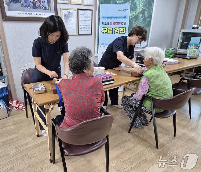보령시보건소 직원들이 천북면 소재 한 경로당을 찾아 어르신을 대상으로 채혈하고 있다.(방현아 주무관 제공. 재판매 및 DB금지)/뉴스1