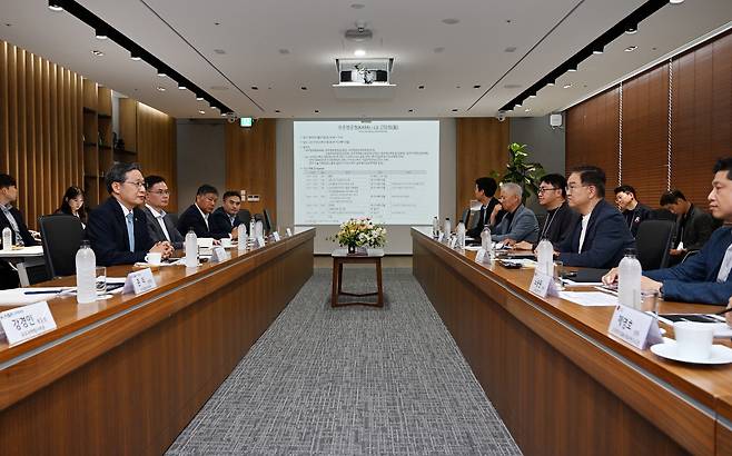 우주항공청은 27일 서울 강서구 마곡 LG사이언스파크에서 민간 주도 우주항공산업 확대를 위한 간담회 LG와 가졌다.(우주항공청 제공)