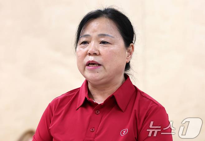 27일 광주 광산구 고려인진료소에서 열린 독립유공자 후손 특별귀화자 초청 감사행사에서 최순애 씨(65·여)가 가족사를 공유하고 있다. 2025.6.27/뉴스1 ⓒ News1 박지현 기자