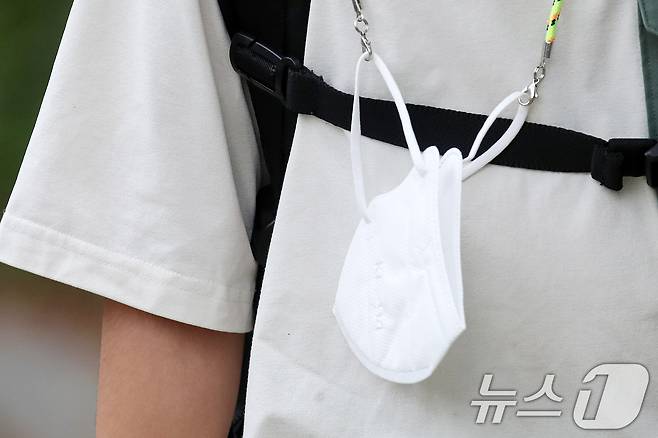 지난해 8월 26일 오전 서울 시내의 한 초등학교 인근에서 한 학생이 마스크를 목에 걸고 등교하고 있다. 2024.8.26/뉴스1 ⓒ News1 이승배 기자