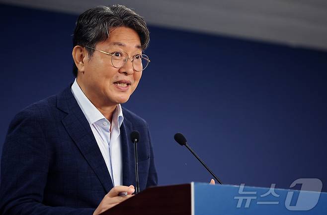 이춘석 국정기획위원회 경제2분과위원장이 25일 오후 서울 종로구 정부서울청사 창성동 별관에서 열린 R&D 예산 등 경제2분과 현안관련 브리핑에서 발언하고 있다. 2025.6.25/뉴스1 ⓒ News1 김진환 기자