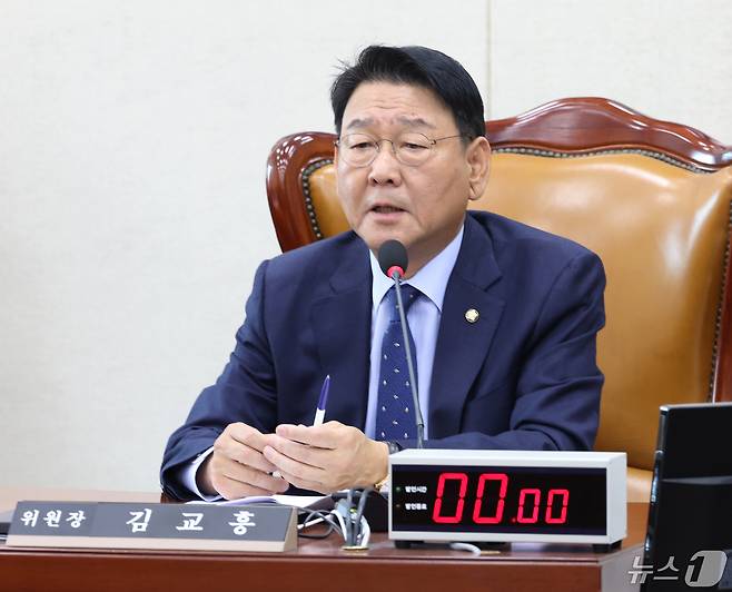 김교흥 국회 행안위 위원장이 2일 서울 여의도 국회에서 열린 행정안전위원회 전체회의를 주재하고 있다. 2024.5.2/뉴스1 ⓒ News1 송원영 기자