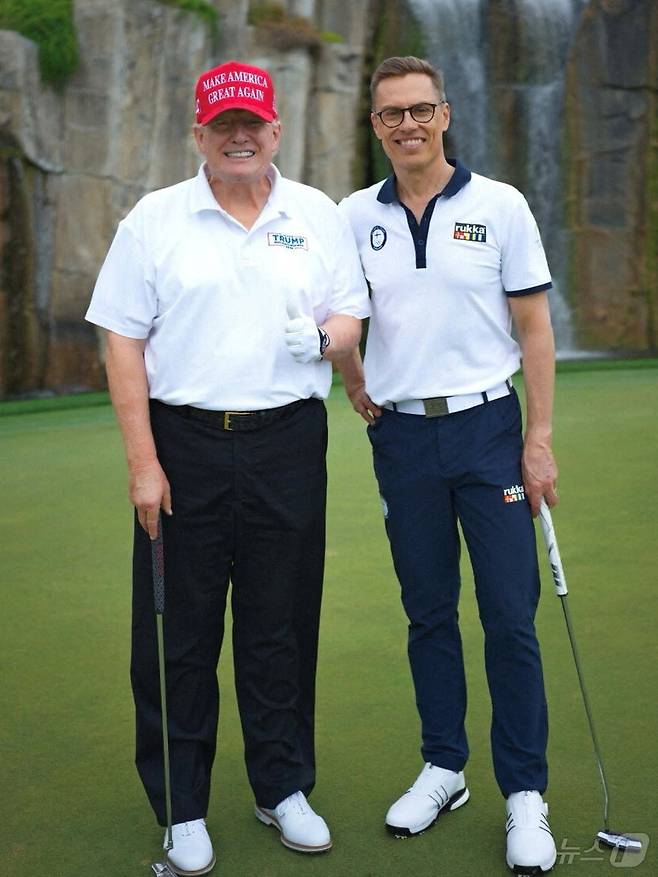 29일(현지시간) 도널드 트럼프 미국 대통령(왼쪽)이 알렉산더 스텁 핀란드 대통령과 플로리다주 팜비치 마러라고에서 골프채를 들고 사진 촬영을 하고 있다. 사진은 핀란드 대통령실 제공. 2025.03.29 ⓒ 로이터=뉴스1 ⓒ News1 김지완 기자